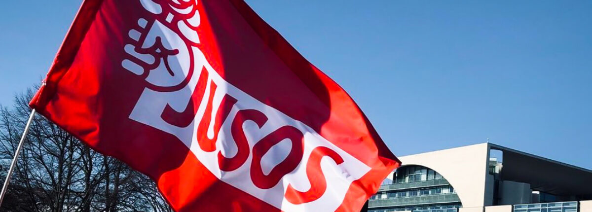 Es ist eine Fahne der "Jusos", der Jugendorganisation der SPD abgebildet