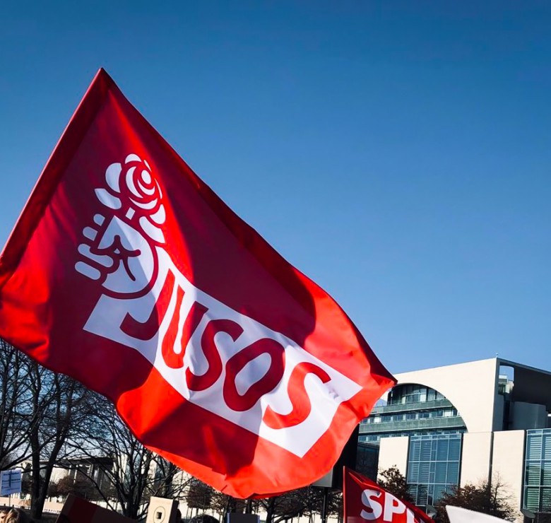 Es ist eine Fahne der "Jusos", der Jugendorganisation der SPD abgebildet