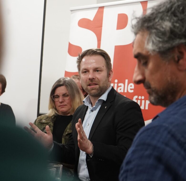 Alexander Freier-Winterwerb, Mitglied des Berliner Abgeordnetenhauses diskutiert im Rahmen der Veranstaltungsreihe der SPD Treptow-Köpenick "Tacheles"