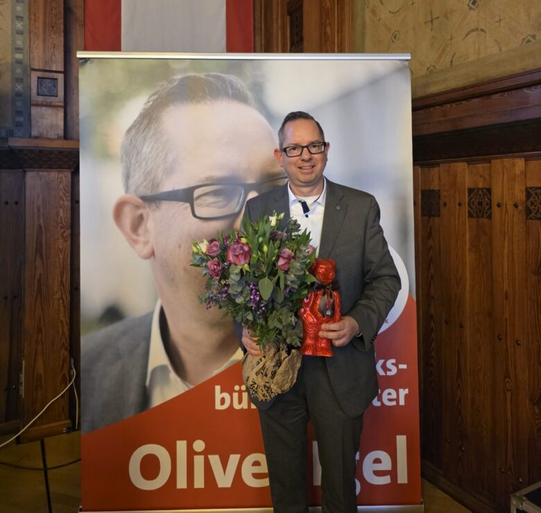 Oliver Igel kurz nach seiner Wahl, woh ihn die SPD Treptow-Köpenick mit 100% der Stimmen erneut für das Amt des Bezirksbürgermeisters wählte.