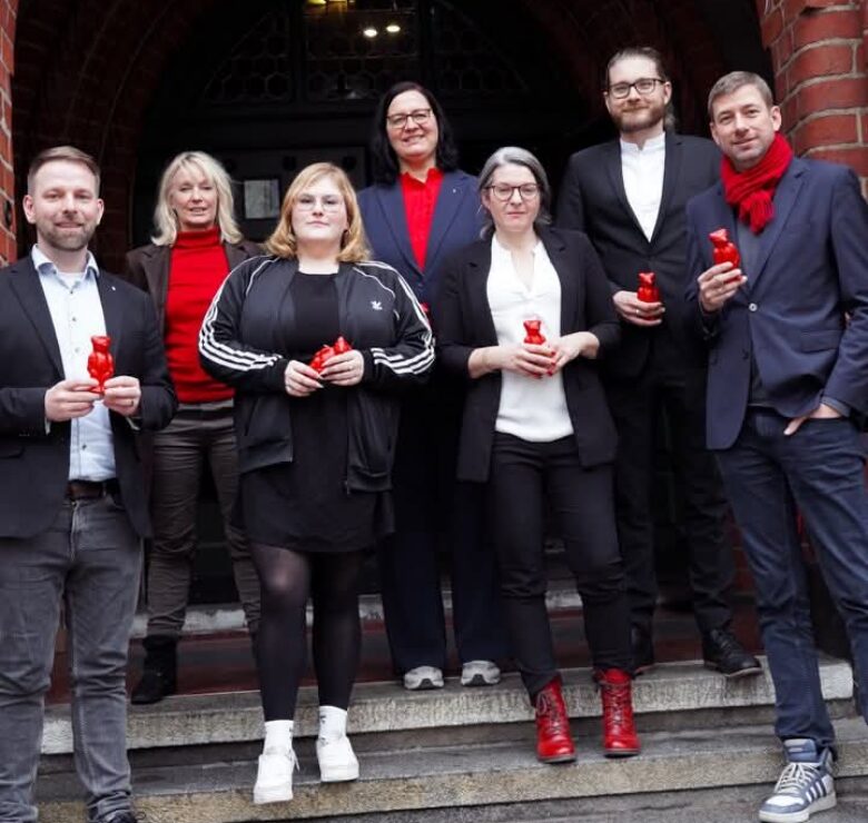 Unsere Kandidierenden für die Wahlen zum Abgeordnetenhaus 2026 auf der Treppe vom Rathaus Köpenick