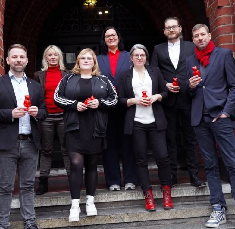 Unsere Kandidierenden für die Wahlen zum Abgeordnetenhaus 2026 auf der Treppe vom Rathaus Köpenick