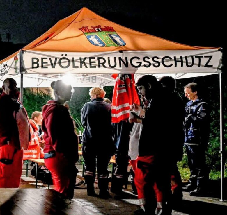 Hilfskräfte sind während des Einsatzes wegen des Stromausfalls im September 2025 in Treptow-Köpenick im Einsatz.