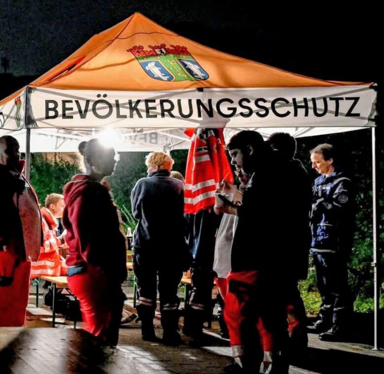 Hilfskräfte sind während des Einsatzes wegen des Stromausfalls im September 2025 in Treptow-Köpenick im Einsatz.