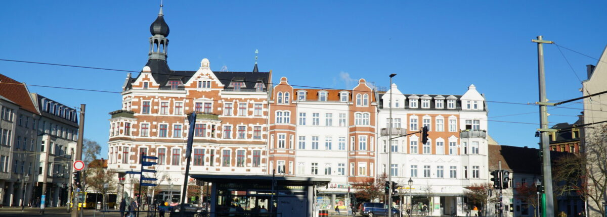 Die Altstadt vom Schloßlatz aus fotografiert mit der kleinsten Brauerei Deutschlands, die mitten in Köpenick steht, im Vordergrund.