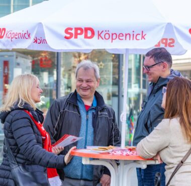 Die SPD Köpenick Nord / Dammvorstadt steht am Infostand in Köpenick