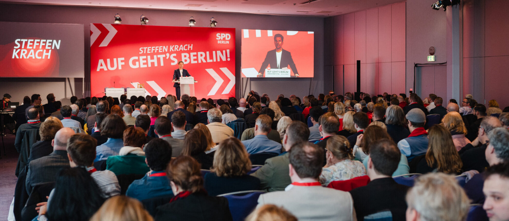 Bild vom Landesparteitag im November 2025, als Steffen Krach, hier am Redepult zu sehen, zum Spitzenkandidat für die Berlin Wahlen 2026 nominiert wurde.