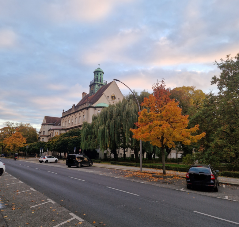 Das Rathaus Treptow (hier ein Bild im Herbst) ist ein historisches Gebäude im Berliner Bezirk Treptow‑Köpenick, nahe dem Treptower Park. Es wurde Anfang des 20. Jahrhunderts im Neorenaissance-Stil gebaut und diente ursprünglich der Verwaltung der eigenständigen Gemeinde Treptow. Heute ist es Sitz der Bezirksverordnetenversammlung und beherbergt Teile der Bezirksverwaltung. Auffällig sind das markante Dach und der Uhrenturm, die das Rathaus zu einem prägnanten Wahrzeichen im Viertel machen.