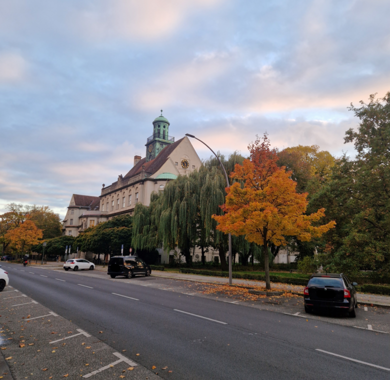 Das Rathaus Treptow (hier ein Bild im Herbst) ist ein historisches Gebäude im Berliner Bezirk Treptow‑Köpenick, nahe dem Treptower Park. Es wurde Anfang des 20. Jahrhunderts im Neorenaissance-Stil gebaut und diente ursprünglich der Verwaltung der eigenständigen Gemeinde Treptow. Heute ist es Sitz der Bezirksverordnetenversammlung und beherbergt Teile der Bezirksverwaltung. Auffällig sind das markante Dach und der Uhrenturm, die das Rathaus zu einem prägnanten Wahrzeichen im Viertel machen.