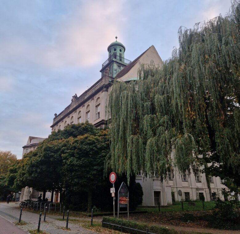 Das Rathaus Treptow zum Ende des Sommers