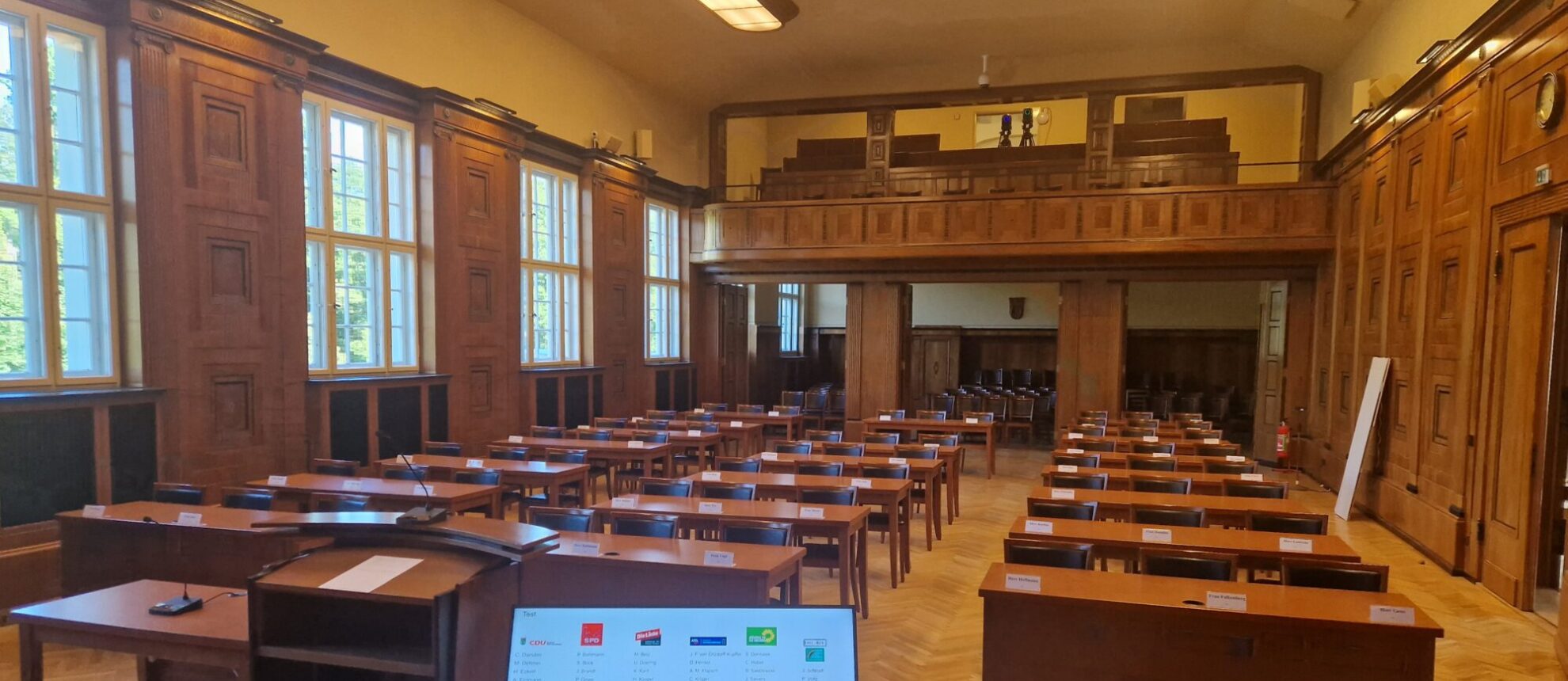 Der BVV Saal im Rathaus Treptow vorn einer Sitzung der Bezirksverordnetenversammlung von Treptow-Köpenick