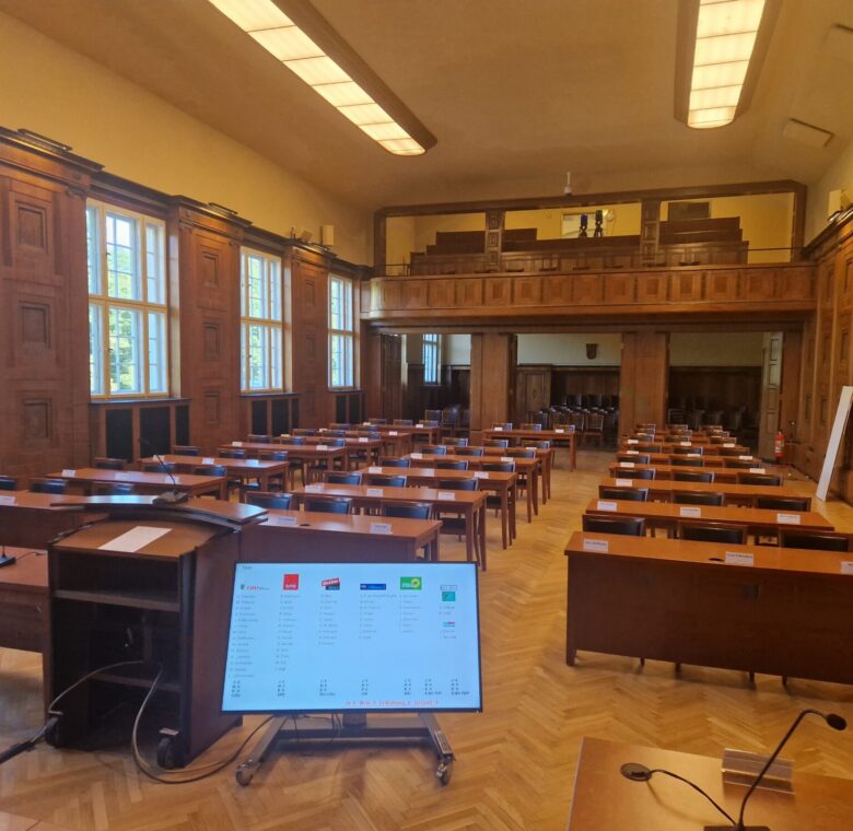 Der BVV Saal im Rathaus Treptow vorn einer Sitzung der Bezirksverordnetenversammlung von Treptow-Köpenick