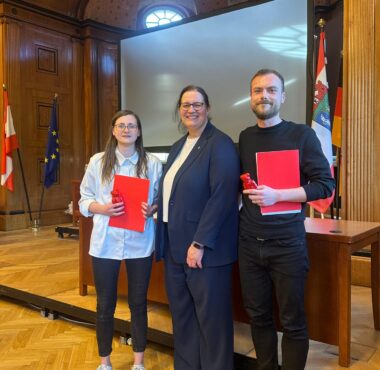 Laura Lecher und Christopher Jäschke werden für ihre zehnjährige Mitgliedschaft in der SPD geehrt