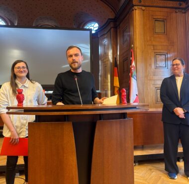 Laura Lecher und Christopher Jäschke werden für ihre zehnjährige Mitgliedschaft in der SPD geehrt