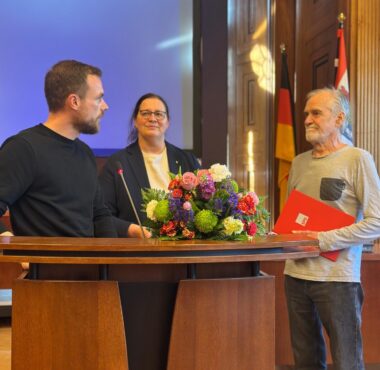 Edwin Hoffmann wird von den Kreisvorsitzenden Ellen Haußdörfer und Christopher Jäschke geehrt.