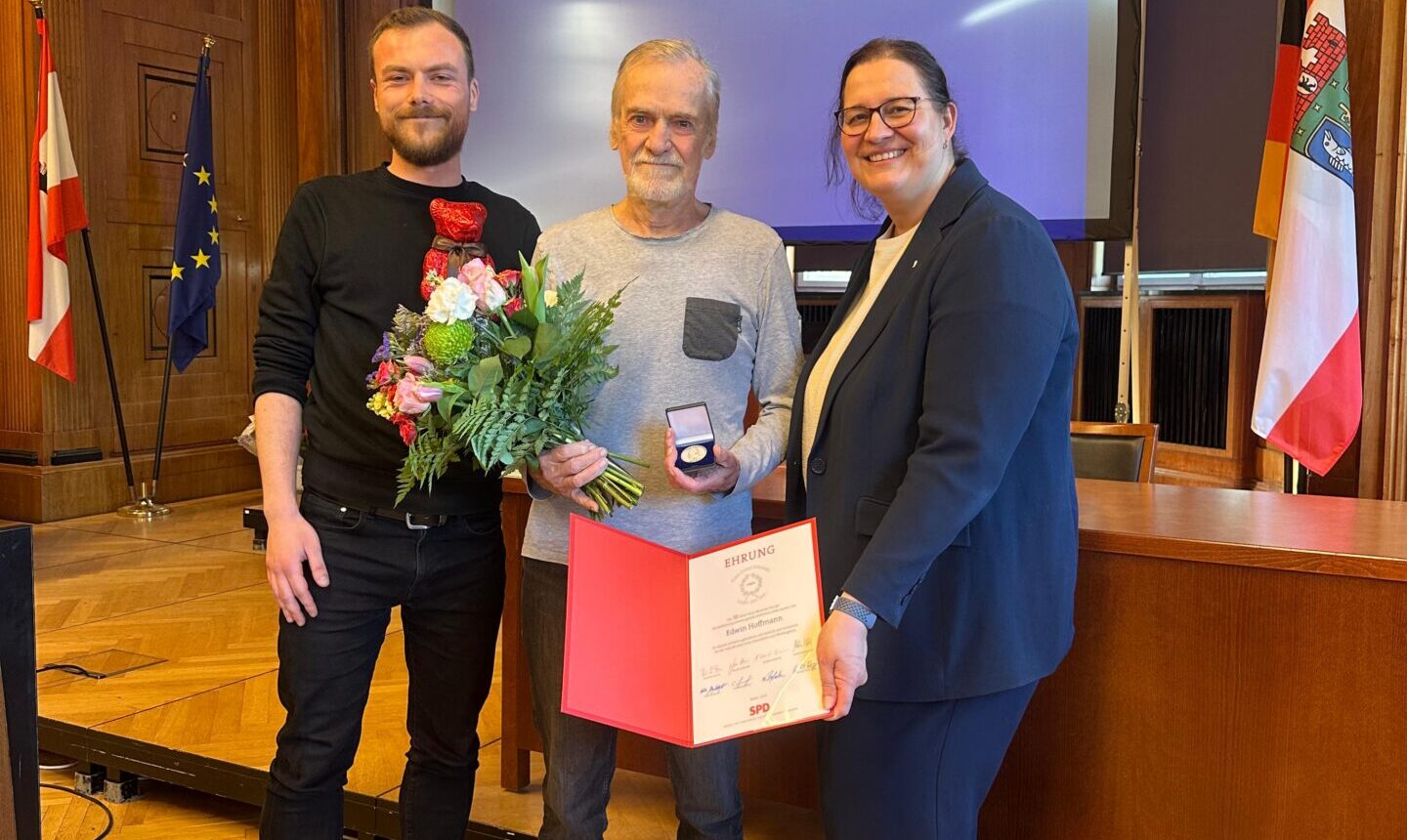 Edwin Hoffmann wird von den Kreisvorsitzenden Ellen Haußdörfer und Christopher Jäschke geehrt.