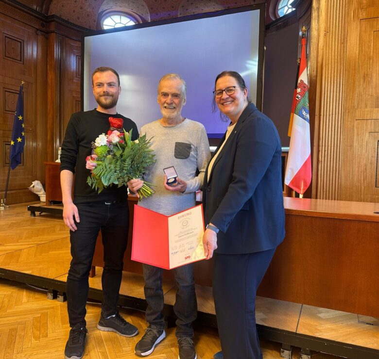 Edwin Hoffmann wird für 50 Jahre SPD Mitgliedschaft sowie seinem jahrzehntelangen Engagement für die SPD mit der Willy-BRandt Medaille ausgezeichnet.