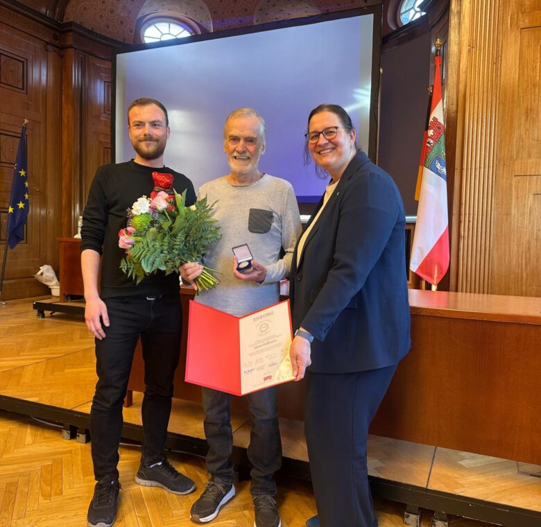 Edwin Hoffmann wird für 50 Jahre SPD Mitgliedschaft sowie seinem jahrzehntelangen Engagement für die SPD mit der Willy-BRandt Medaille ausgezeichnet.