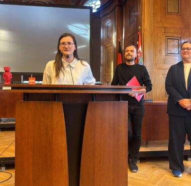 Laura Lecher und Christopher Jäschke werden für ihre zehnjährige Mitgliedschaft in der SPD geehrt