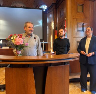 Stephan Müseler wird von den Kreisvorsitzenden Ellen Haußdörfer und Christopher Jäschke geehrt.