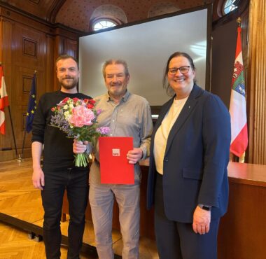 Stephan Müseler wird von den Kreisvorsitzenden Ellen Haußdörfer und Christopher Jäschke geehrt.