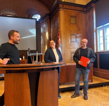 Wolfgang Kern wird von den Kreisvorsitzenden Ellen Haußdörfer und Christopher Jäschke geehrt.