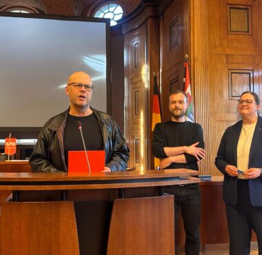 Wolfgang Kern wird von den Kreisvorsitzenden Ellen Haußdörfer und Christopher Jäschke geehrt.