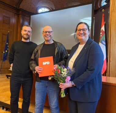 Wolfgang Kern wird von den Kreisvorsitzenden Ellen Haußdörfer und Christopher Jäschke geehrt.