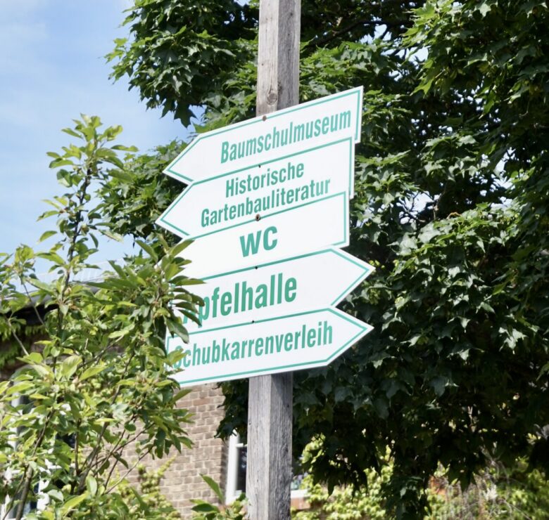 Wegweiser auf dem Geländer der Späth'schen Baumschule in Treptow.