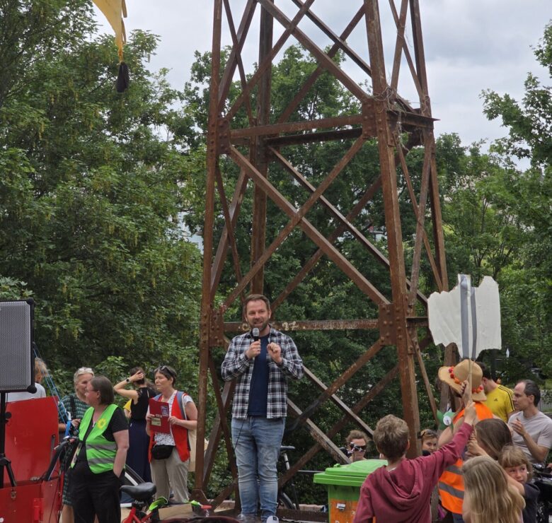 Alexander Freier-Weinterwerb spricht auf einer Kundgebung zur Offenhaltung und Sicherung der Görlitzer Bahn-Brücken.