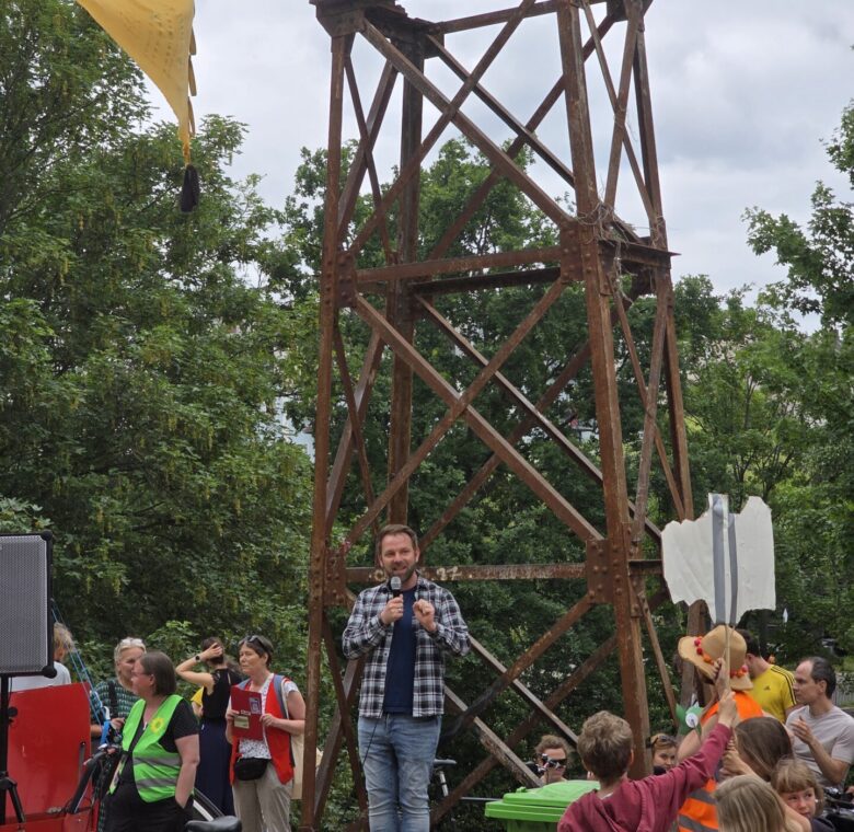 Alexander Freier-Weinterwerb spricht auf einer Kundgebung zur Offenhaltung und Sicherung der Görlitzer Bahn-Brücken.
