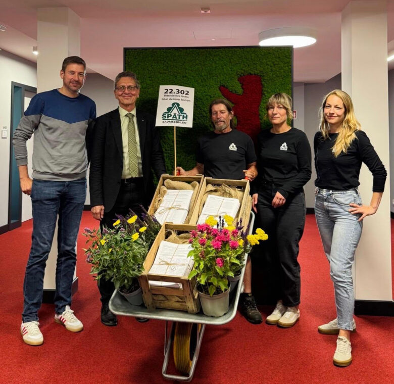Übergabe der 22.302 Unterschriften für den Erhalt der Späth'schen Baumschule